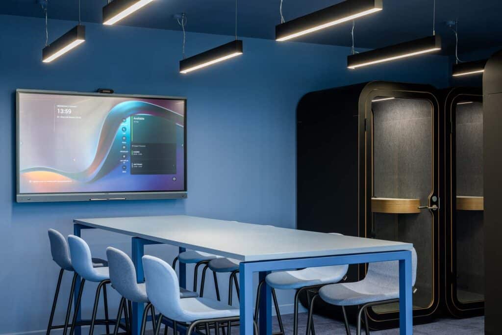 BA Euroflyer Gatwick office meeting area design and fit-out with contemporary table and collaborative seating